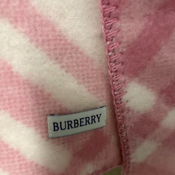 Burberry pink gradient scarf with knight's coat of arms - classic and elegant. - Picture 3 of 11